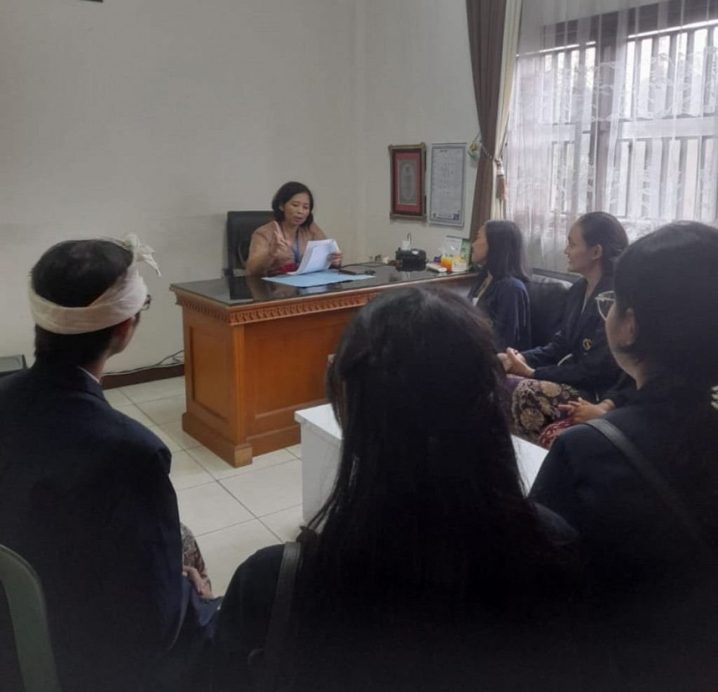 Lurah Sempidi menerima Mahasiswa dari UHN I Gusti Bagus Sugriwa Denpasar dalam rangka pelaksanaan kegiatan KKN di Wilayah Kelurahan Sempidi.Kecamatan Mengwi,Kabupaten Badung